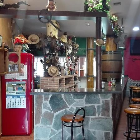 Готель Hostal La Aldaba Montearagon Екстер'єр фото