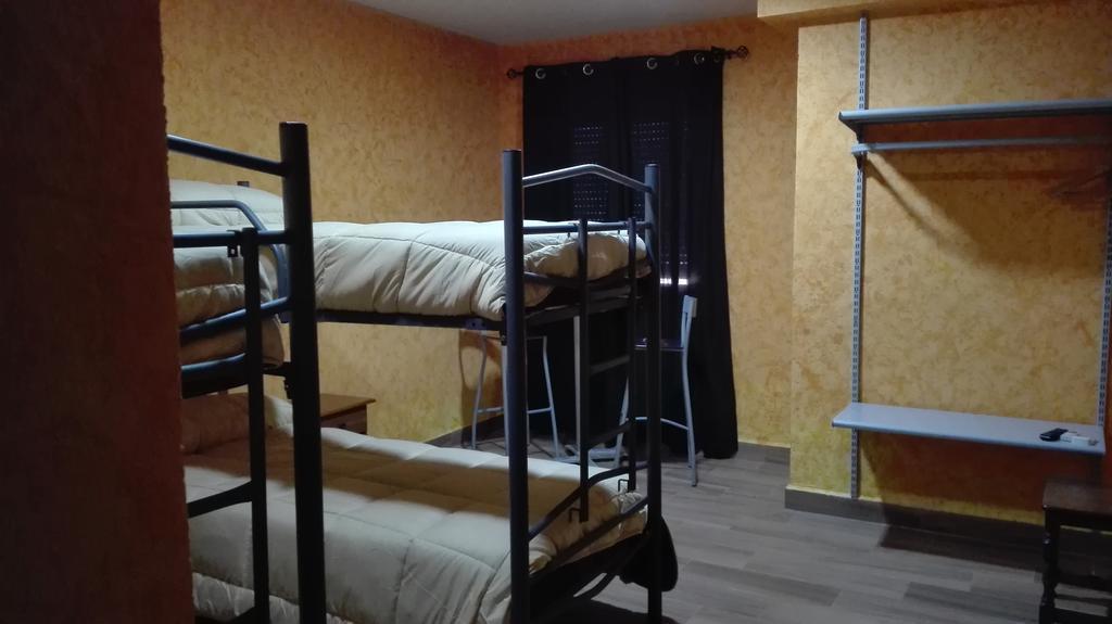 Готель Hostal La Aldaba Montearagon Екстер'єр фото