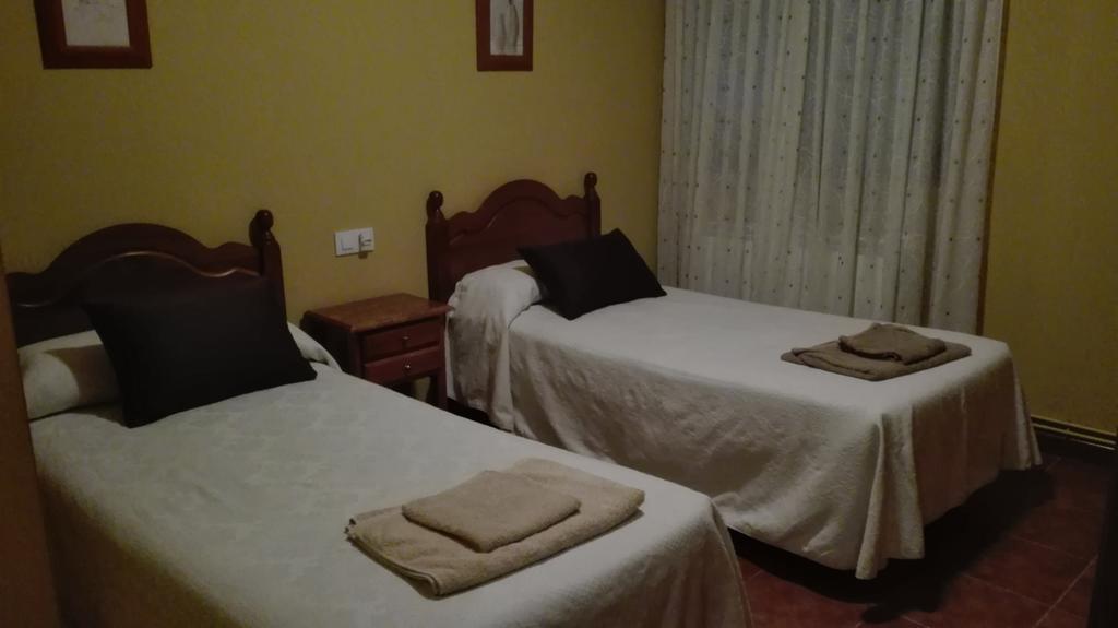 Готель Hostal La Aldaba Montearagon Екстер'єр фото