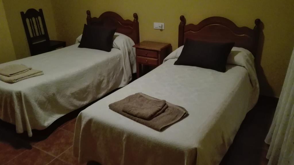 Готель Hostal La Aldaba Montearagon Екстер'єр фото