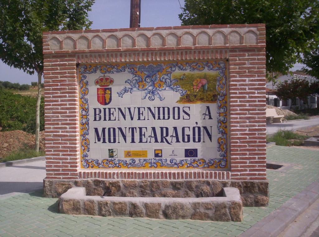 Готель Hostal La Aldaba Montearagon Екстер'єр фото