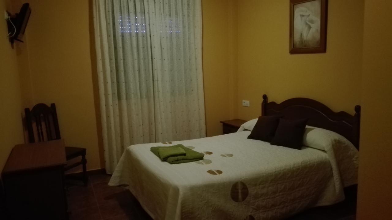 Готель Hostal La Aldaba Montearagon Екстер'єр фото