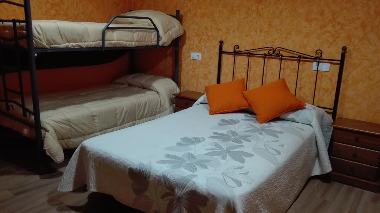 Готель Hostal La Aldaba Montearagon Екстер'єр фото